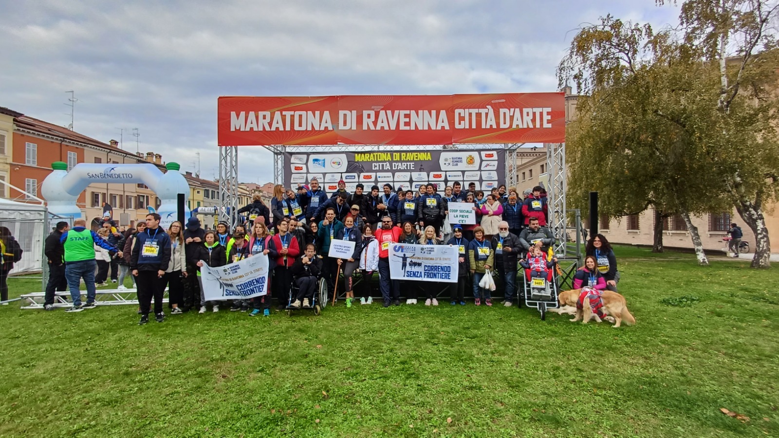 Correndo senza Frontiere. 50 atleti della cooperativa La Pieve hanno tagliato il traguardo durante Maratona di Ravenna